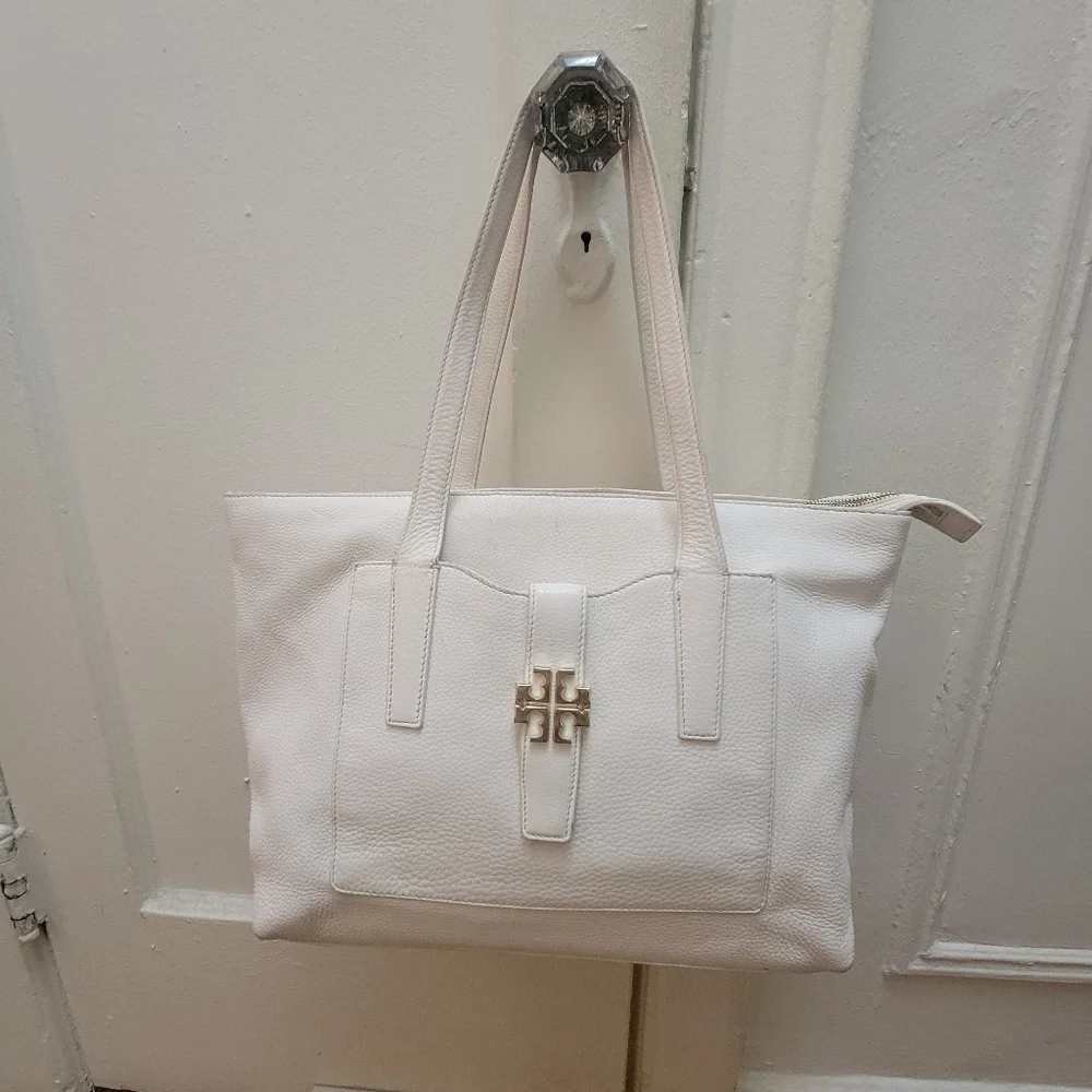 Tory Burch Meyer Plaque Pebbled Cream Leather Tote. Old Money‎ Quiet Luxury.